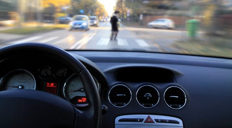 How should pedestrians read the intentions of autonomous vehicles