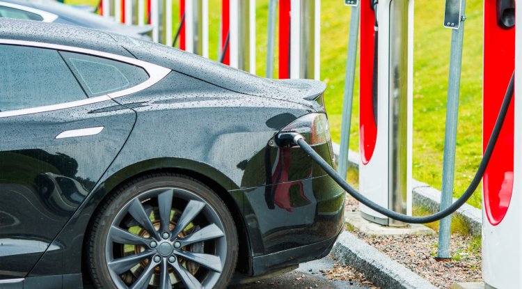 Electric cars are cutting state tax revenues