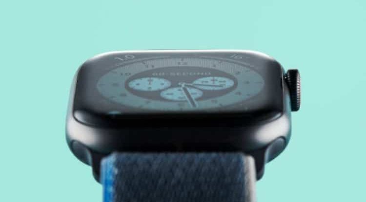 PEOPLE ARE BUYING WEARABLE DEVICES MORE THAN EVER: Apple leads again