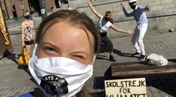 Greta is back in front of the parliament building, protesting because of climate change