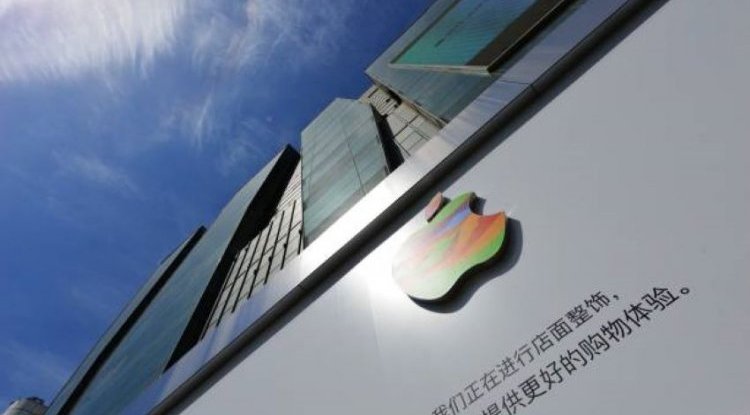 Apple has been accused of spying its employees!