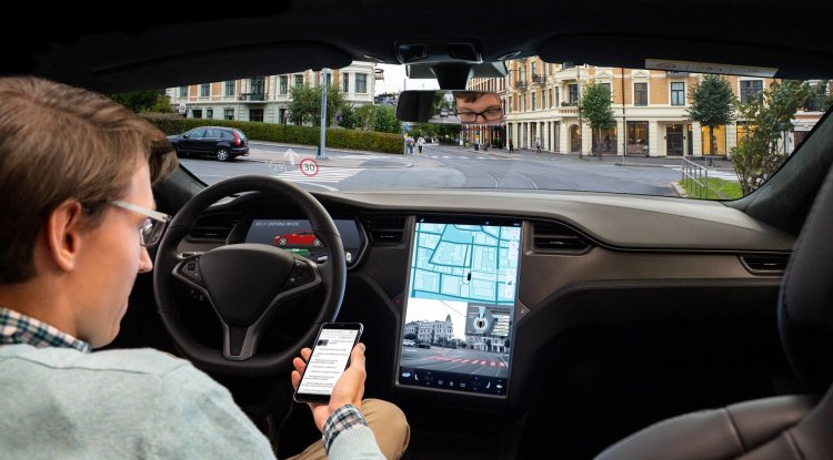 Tesla allows video games while driving