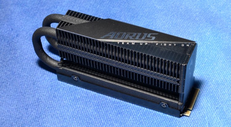 GIGABYTE AORUS Gen5 10000 SSD 2TB PCIe 5.0 NVME M.2 SSD