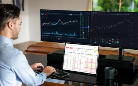 Asus ZenScreen Fold OLED (MQ17QH): A Compact 17.3-Inch Portable Monitor